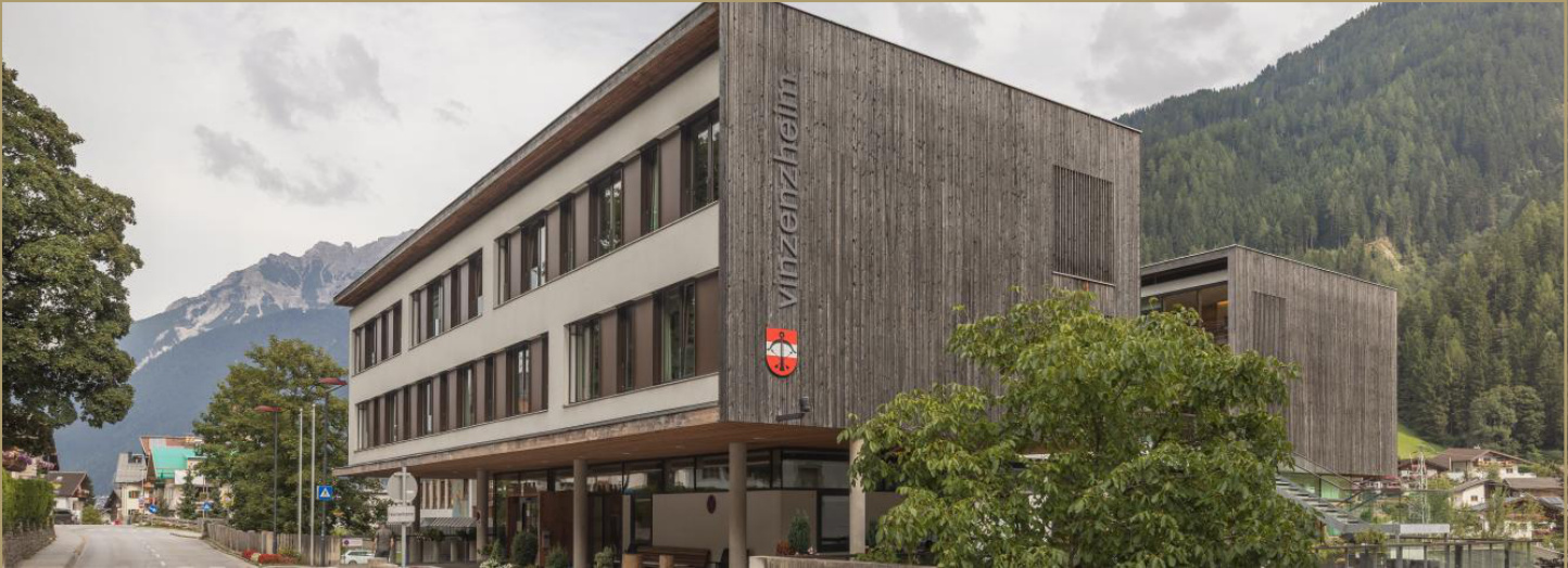 Vinzenzheim Neustift vor Bergkulisse